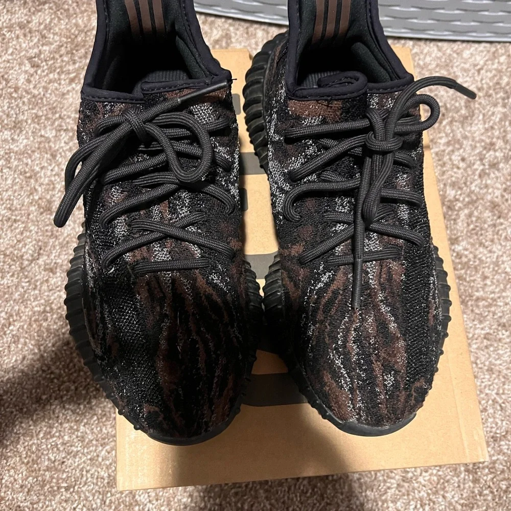 Mint Condition size 6 Yeezy 350 V2 Boost. Box included ! Excellent condition - Picture 2 of 6